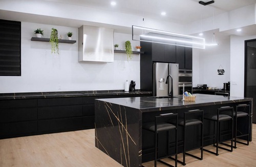 High River House | Grand, Spacious Villa in the Heart of Downtown High River