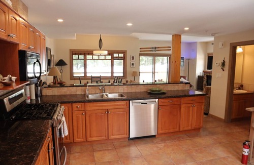 Rossland Villa | Granite Mountain Chalet E - Red Mountain Village sleeps 8