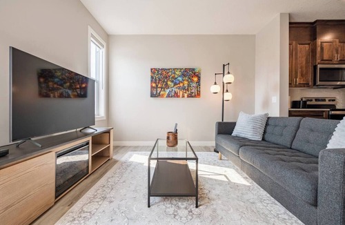 Evanston House | Green Bay Stay - 3BR, AC, Garage, Backyard, Self Check-in, Prof Cleaned