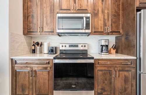 Evanston House | Green Bay Stay - 3BR, AC, Garage, Backyard, Self Check-in, Prof Cleaned