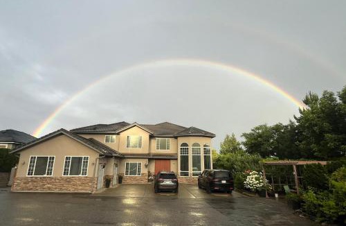 West Kelowna Estates House | Green Leaf Home Stay