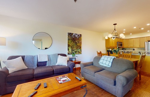 Blackcomb Condo | Greystone, Renovated Ski in Ski out, sleeps 5, Free Wifi (217)