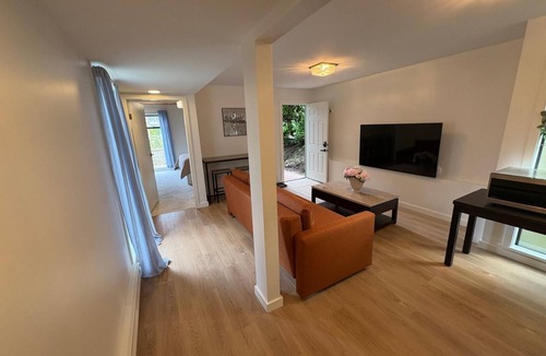 Hastings House | Ground floor suite in beautiful Vancouver Heights!