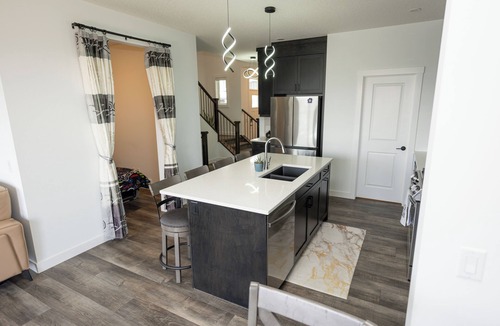 Calgary House | Group Stay/Near YYC/Sleeps 10/Garage