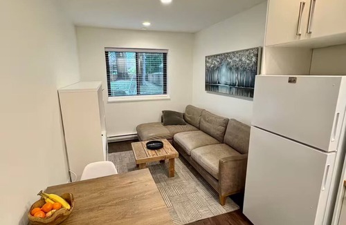 Canyon Heights Apartment | Guesthouse in North Vancouver