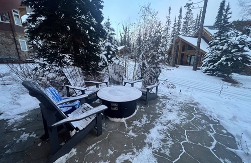 Golden Ski Chalet | Gunners Lodge - True Ski-In/Ski-Out, Hot Tub, Sleeps 13