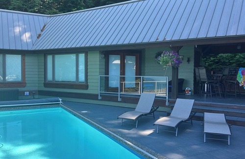 Harrison Hot Springs Cabin | Harrison Lakeview Guesthouse - A Cozy Harrison Cabin with stunning view
