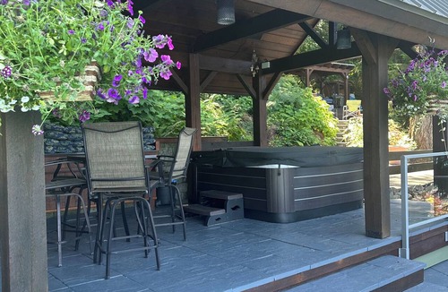 Harrison Hot Springs Cabin | Harrison Lakeview Guesthouse - A Cozy Harrison Cabin with stunning view
