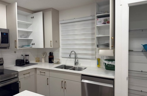 Southwest Edmonton House | Haverim's Haven-3Bedroom/2.5Bathrooms/AC/6Beds/9-10 guests/Backyard/2Garage
