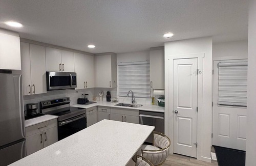 Southwest Edmonton House | Haverim's Haven-3Bedroom/2.5Bathrooms/AC/6Beds/9-10 guests/Backyard/2Garage