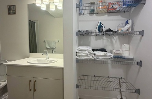 Southwest Edmonton House | Haverim's Retreat-4Bedroom/3.5Bathrooms/AC/8Beds/12-13 guests/Backyard/2Garage