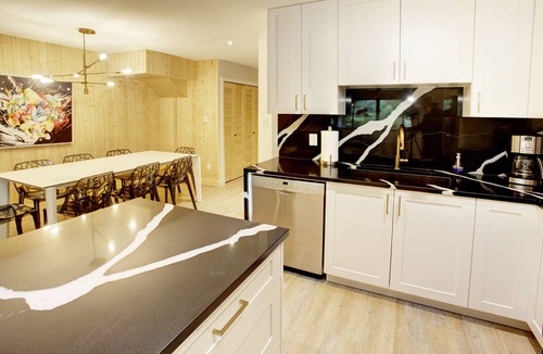 Upper Village Condo | HEART OF THE VILLAGE - Renovated Condo, sleeps 12