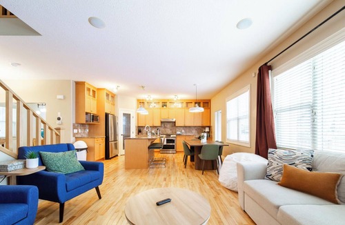 Southwest Edmonton House | Hearthstone House: Hot Tub & Fireplace