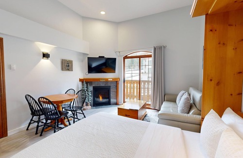 Sun Peaks Hotel | Hearthstone Lodge #412