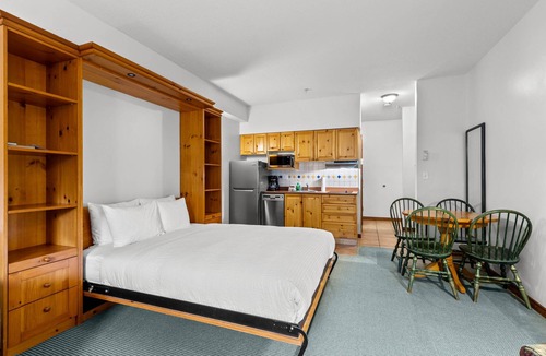 Sun Peaks Hotel | Hearthstone Lodge #423