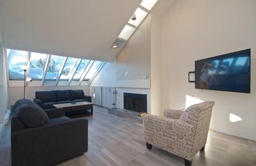 Whistler Village Apartment | Hearthstone Lodge - Hot tub - Village location - One bedroom loft