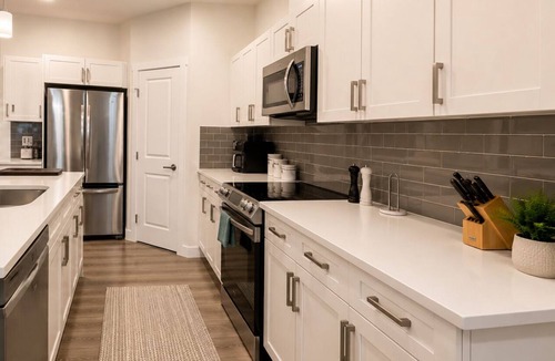 Cochrane House | Heartland Stays - Brand New 3 Bed Room Cozy Home with AC, Garage, BBQ