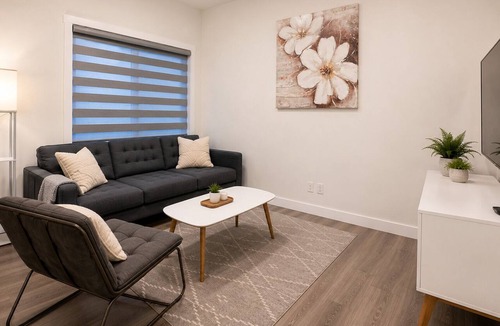 Cochrane House | Heartland Stays - Brand New 3 Bed Room Cozy Home with AC, Garage, BBQ