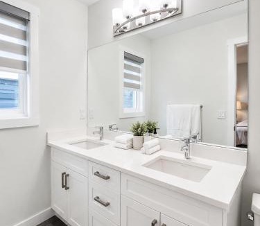 Cochrane House | Heartland Stays - Brand New 3 Bed Room Cozy Home