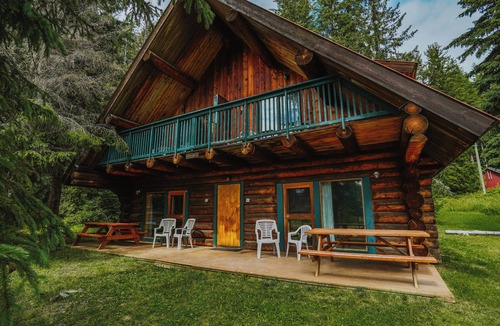 Clearwater Hotel | Helmcken Falls Lodge