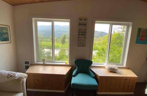 Ashton Creek Cabin | Hidden Gem Oasis A peaceful, beautiful spot on the Shuswap River, pet-friendly,