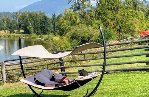 Ashton Creek Cabin | Hidden Gem Oasis A peaceful, beautiful spot on the Shuswap River, pet-friendly,