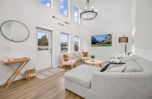 Windermere House | Hideaways Mins to Lake King Bed Dbl Garage AC