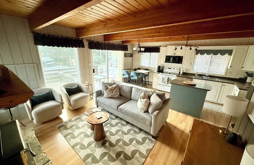 Windermere Cabin | Hilltop's Cozy Cabin with Lakeviews, private beach access 5 mins to Invermere
