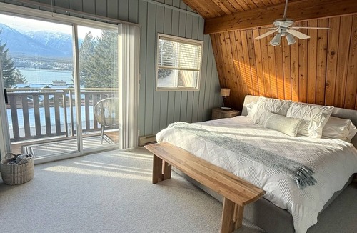 Windermere Cabin | Hilltop's Cozy Cabin with Lakeviews, private beach access 5 mins to Invermere