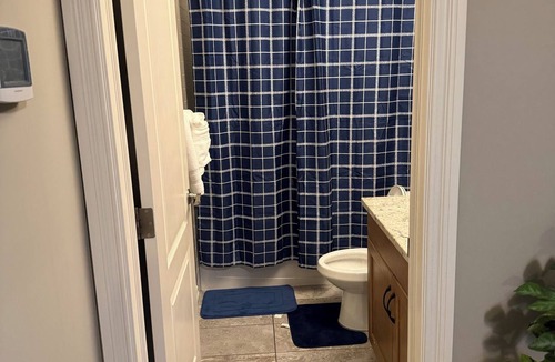 Evanston House | Home away from Home. Private Parking+2 Bathrooms