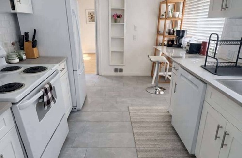 Kerrisdale House | Homestay Haven/5 Min to Airport/10 Min to Downtown