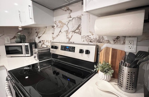 Delta House | Hot tub, Golfing, beaches, shopping, ferries. Beautiful 2 bdrm guest suite.