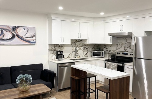 Delta House | Hot tub, Golfing, beaches, shopping, ferries. Beautiful 2 bdrm guest suite.