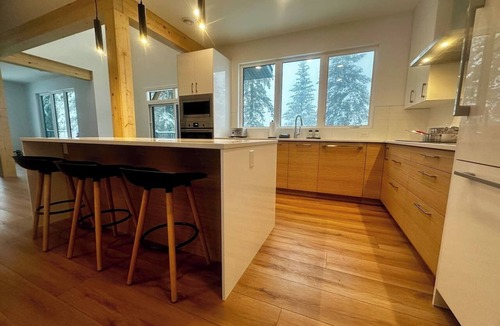 Golden House | Hygge House – Luxury Family Home with Hot Tub