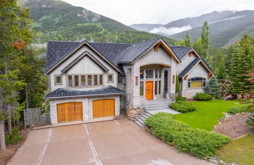 Panorama Ski Chalet | ICONIC Eagle Lodge | Pool + Private Hot Tub | Ski In/Out – CLOSEST House to Hill