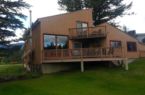 Invermere House | INVERMERE ON THE LAKE! 4 Br Mountain View Home, Kid Friendly Yard! Walk to Town, Kinsman Beach Park! Arena!