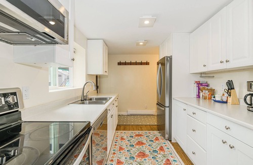 Saanich East House | It's Perfect! 3Bath 5Beds Relaxing Yard Toys & Games, 4TV's Spotless Happy Place