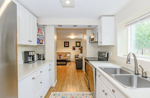Saanich East House | It's Perfect! 3Bath 5Beds Relaxing Yard Toys & Games, 4TV's Spotless Happy Place