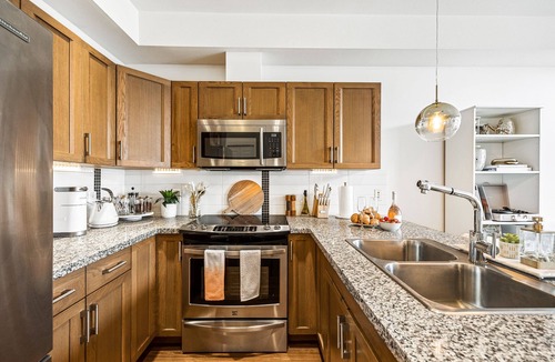 Westbank Condo | Joy's Chic Suite | 2 BR w Hot Tub & Sunrise Mountain View!