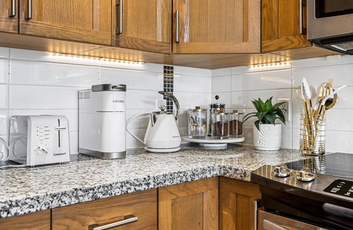 Westbank Condo | Joy's Chic Suite | 2 BR w Hot Tub & Sunrise Mountain View!