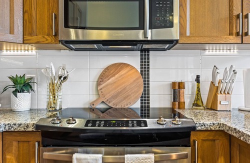 Westbank Condo | Joy's Chic Suite | 2 BR w Hot Tub & Sunrise Mountain View!
