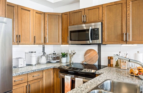 Westbank Condo | Joy's Chic Suite | 2 BR w Hot Tub & Sunrise Mountain View!