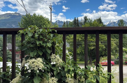Kaslo House | Kaslo Manor Lodge - The Garden Suite