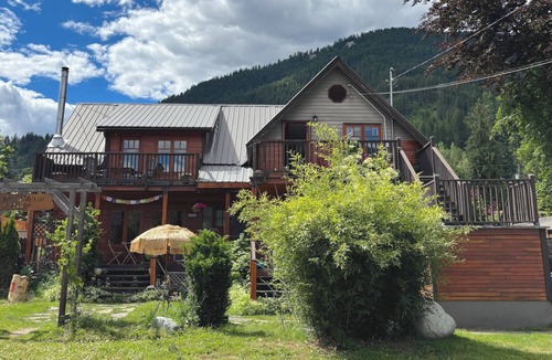 Kaslo House | Kaslo Manor Lodge - The Loki Suite - perfect for groups/families, pet friendly