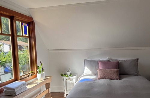 Kaslo House | Kaslo Manor Lodge - The Loki Suite - perfect for groups/families, pet friendly