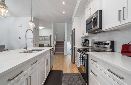 Hillhurst House | Kensington Calgary House, 3BR, 20 Min to Downtown