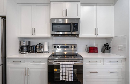 Hillhurst House | Kensington Calgary House, 3BR, 20 Min to Downtown