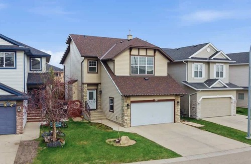 Royal Oak House | King Bed, 75 min Banff, Backyard and Wood Fire BBQ