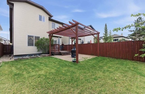 Royal Oak House | King Bed, 75 min Banff, Backyard and Wood Fire BBQ