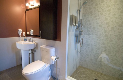 Shaughnessy Bed & Breakfast | King bed, en-suite bathroom w/separate tub/shower